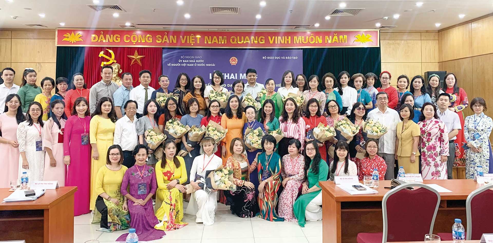 Đại biểu tham dự lớp tập huấn giảng dạy tiếng Việt cho giáo viên người Việt Nam ở nước ngoài, tháng 8/2023. 