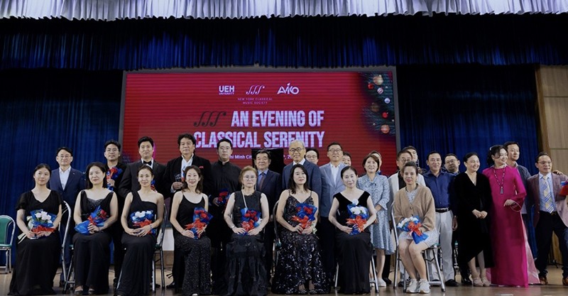Các nghệ sỹ NYCMS và BTC trong đêm nhạc cổ điển “An evening of classial senerity - Love Vietnam” tại Tp. Hồ Chí Minh.