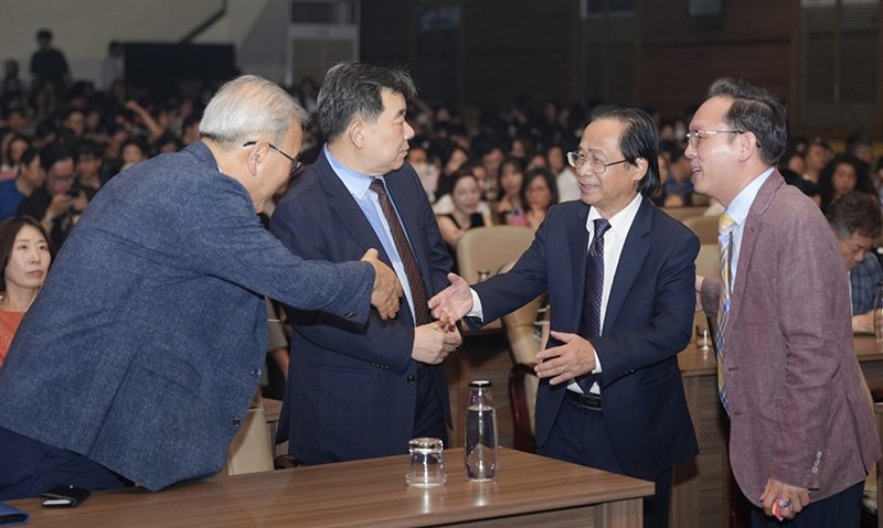 Từ phải sang trái: Ông Quang Huy; Ông Lân Trung; Ông Shin Choong Il - Tổng Lãnh sự Hàn Quốc tại Tp.HCM và khách VIP.