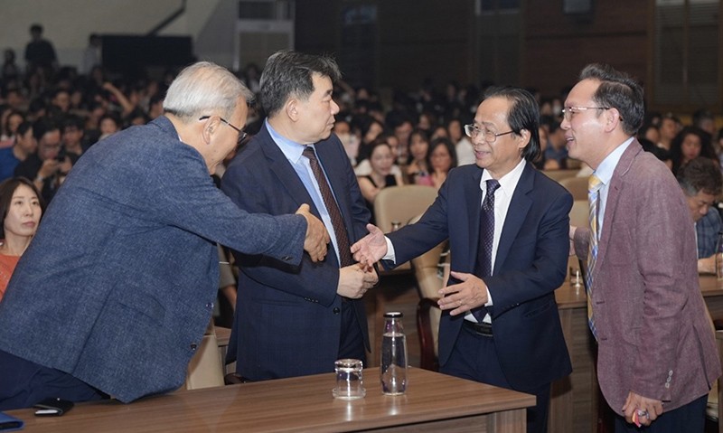 Right to left: Mr. Quang Huy, Mr. Lan Trung, Mr. Shin Choong Il - Consul General of Korea in Ho Chi Minh City and VIP guests.