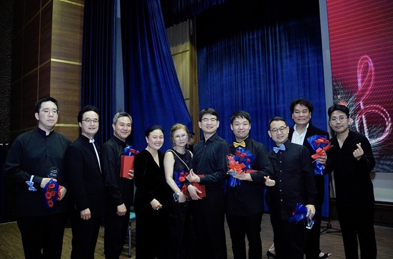 Bà Lynn Czae và bà Minh Đăng (ở giữa) cùng các nam nghệ sỹ.