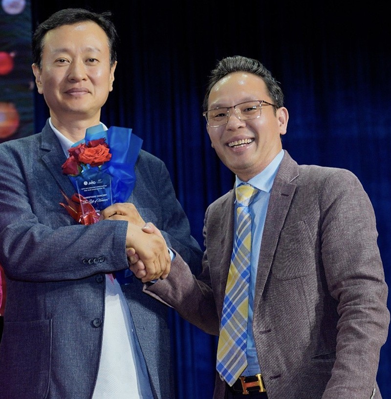 Ông Lim Sungho (Bên trái) - PGĐ ECC Hàn Quốc, đơn vị kết nối NYCMS và ông Quang Huy - Chủ tịch AVIKO.
