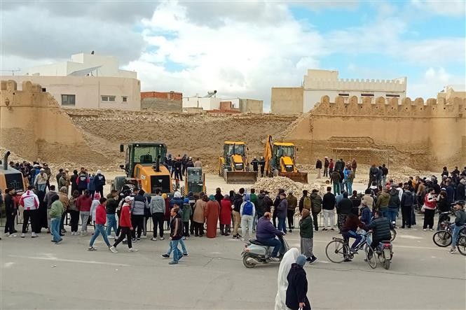 Hiện trường vụ sập bức tường thành cổ ở Tunisia ngày 16/12/2023. Ảnh: AFP/TTXVN