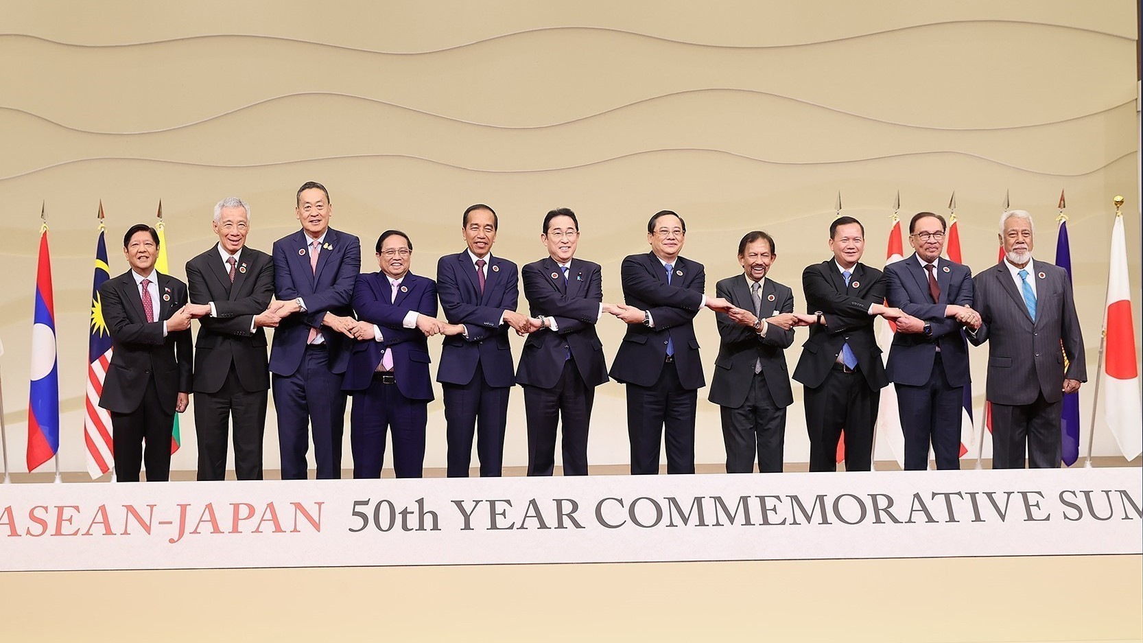 Thủ tướng Phạm Minh Chính gặp song phương các nhà Lãnh đạo ASEAN tại Hội nghị Cấp cao ASEAN-Nhật Bản