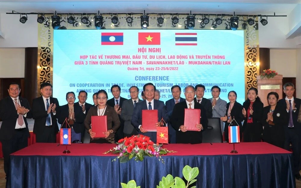 Ba địa phương Quảng Trị - Savannakhet (Lào) – Mukdahan (Thái Lan) ký kết biên bản hợp tác.