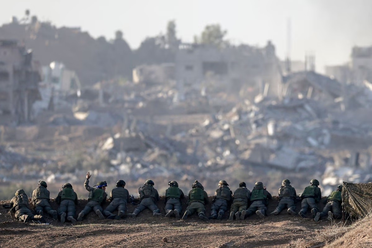 Bức ảnh chụp ở miền Nam Israel gần biên giới với Dải Gaza ngày 11/12 cho thấy binh sĩ quân đội Israel đang trong vị trí sẵn sàng chiến đấu trên một ngọn đồi nhìn ra phía Bắc Gaza. (Nguồn: Getty)