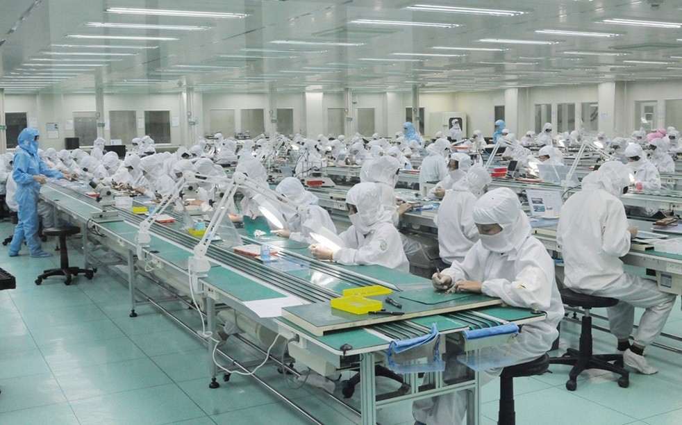 Sản xuất thiết bị điện tử tại doanh nghiệp trong khu công nghiệp ở Bắc Giang.
