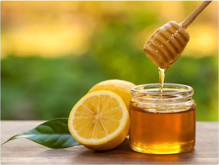 Uống nước chanh mật ong ấm vào buổi sáng giúp làn da đẹp từ bên trong. Nguồn: Nature's Blends)