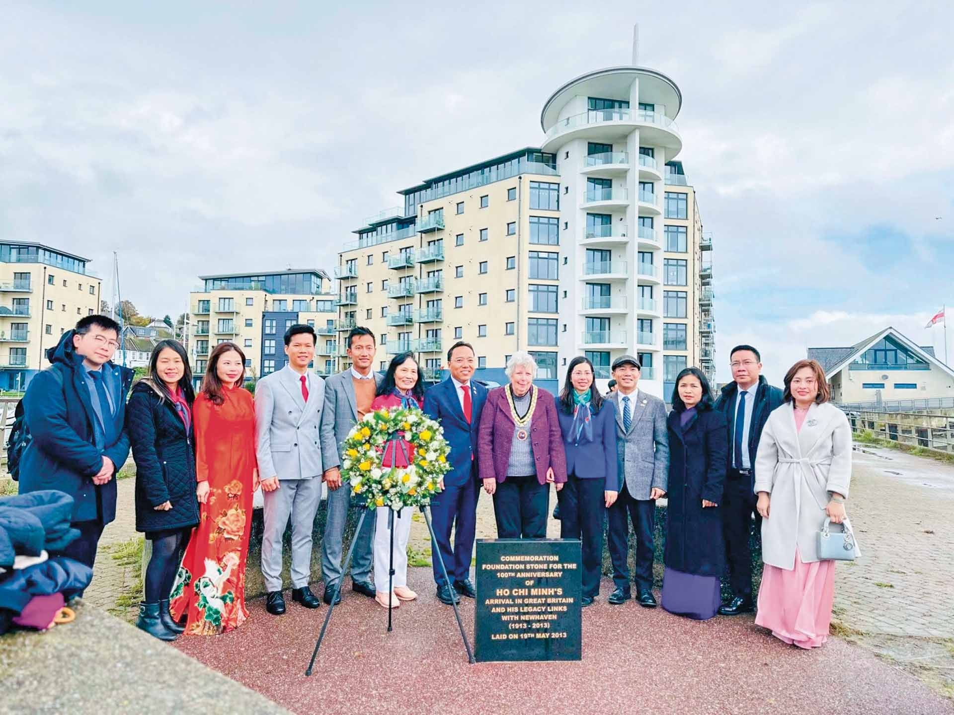 Đại sứ quán Việt Nam tại Anh thăm khu di tích Newhaven., nơi người thanh niên Nguyễn Tất Thành đã đặt chân tới trong khoảng thời gian làm việc trên tuyến phà Newhaven-Dippe sau Chiến tranh thế giới thứ nhất.