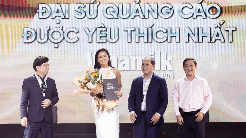 Hoa hậu H'Hen Niê vinh dự nhận danh hiệu Đại sứ quảng cáo được yêu thích năm 2023