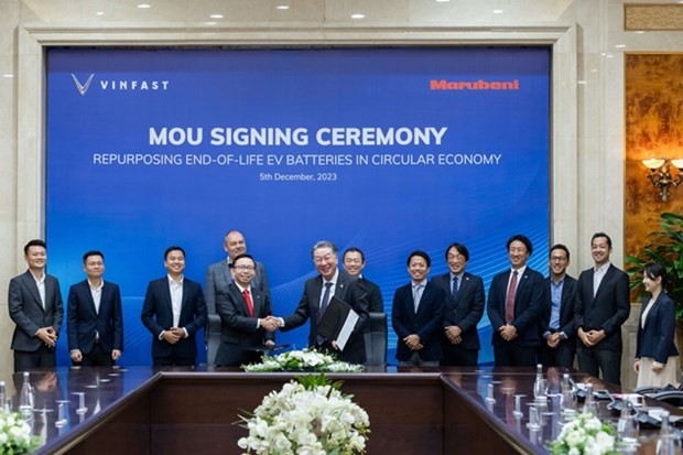 VinFast, Japanese corporation shake hands on repurposing EV batteries