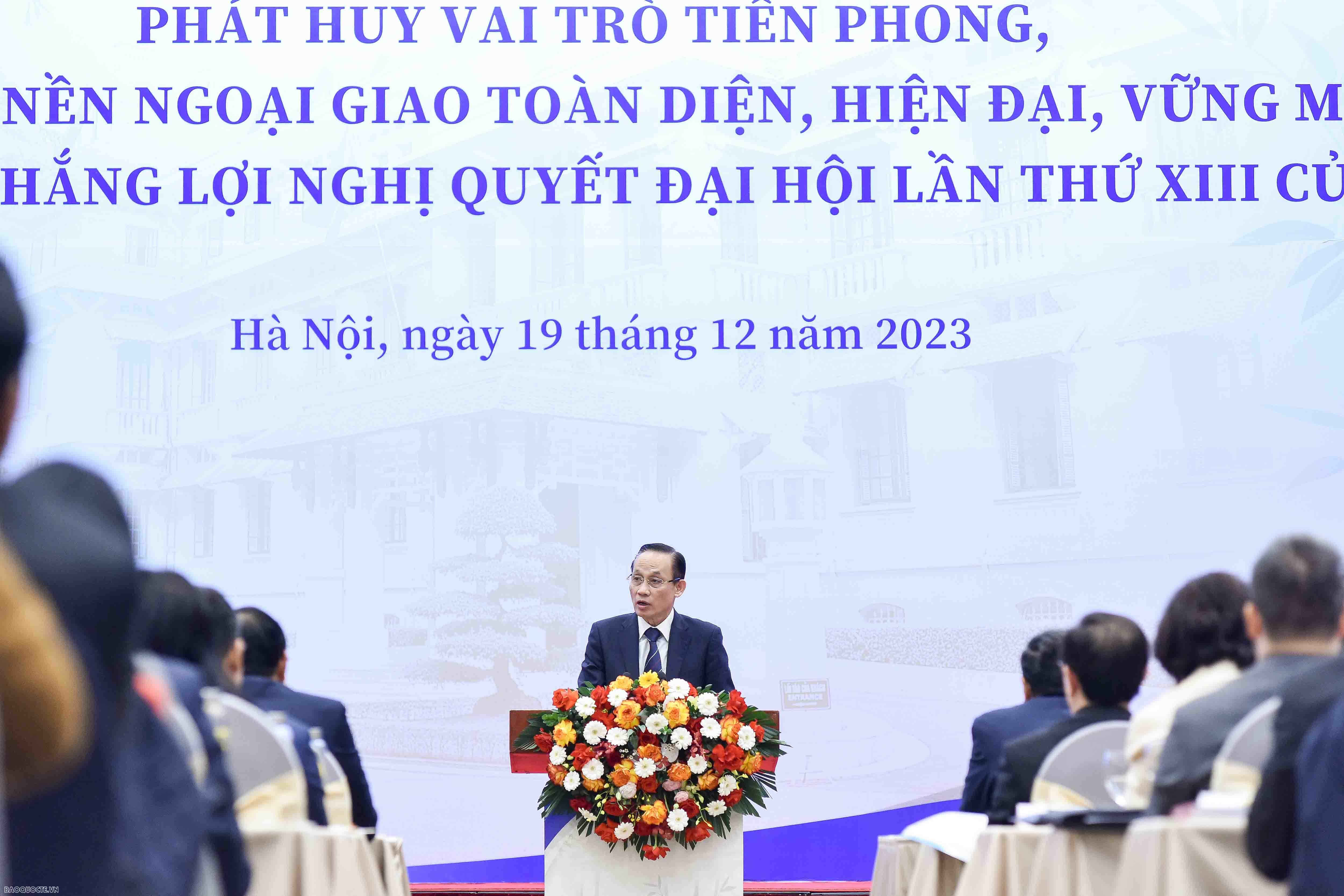 Bí thư trung ương Đảng, Trưởng Ban Đối ngoại trung ương Lê Hoài Trung trình bày tham luận tại Hội nghị. (Ảnh: Nguyễn Hồng)