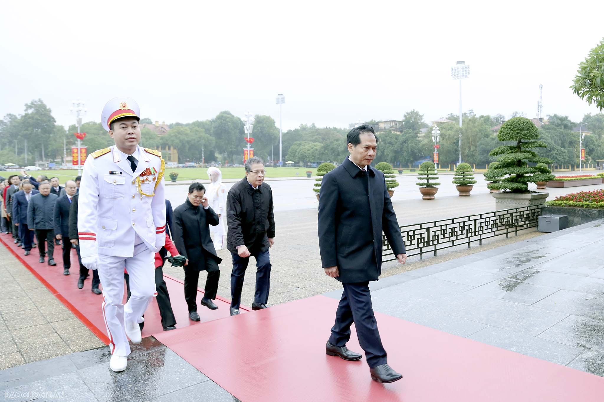 Bộ trưởng Bùi Thanh Sơn dẫn đầu đoàn Bộ Ngoại giao vào Lăng viếng Chủ tịch Hồ Chí Minh nhân dịp Hội nghị Ngoại giao 32