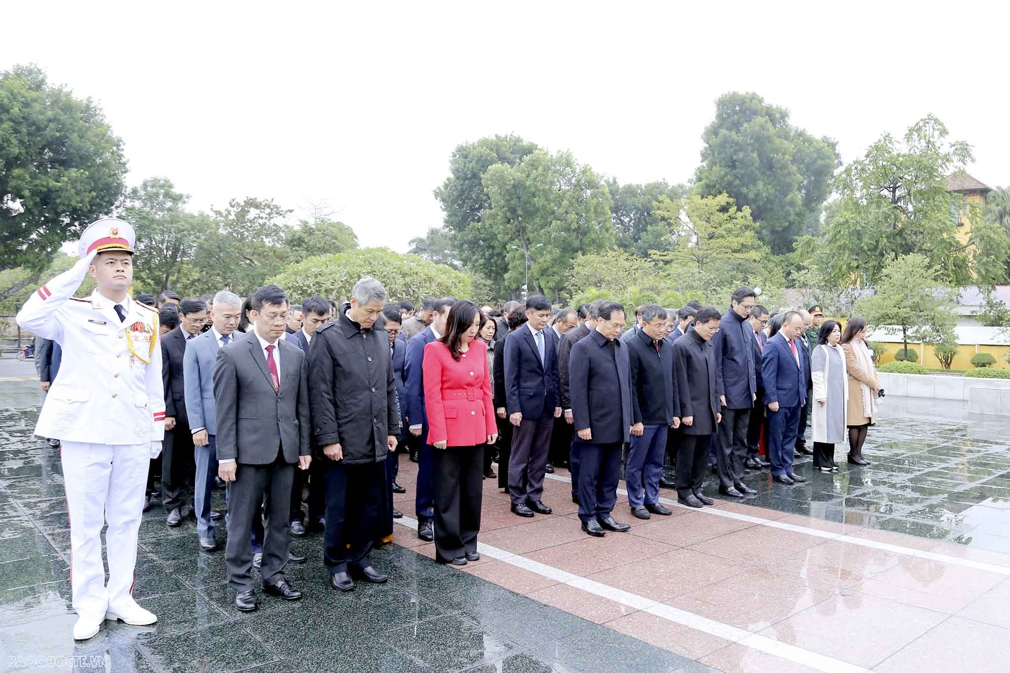 Bộ trưởng Bùi Thanh Sơn dẫn đầu đoàn Bộ Ngoại giao vào Lăng viếng Chủ tịch Hồ Chí Minh nhân dịp Hội nghị Ngoại giao 32