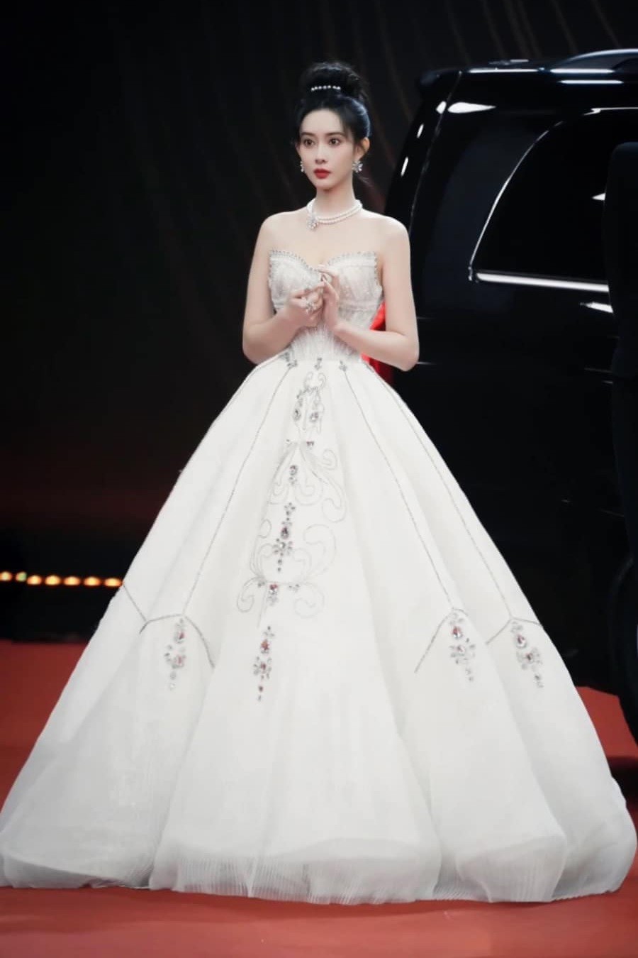 Ngày 17/12, xuất hiện trong lễ trao giải Tencent Video All Star Night 2023 diễn ra tại Macau (Trung Quốc), nữ diễn viên Mạnh Tử Nghĩa như công chúa trên thảm đỏ với đầm dạ hội của NTK Trà Linh.