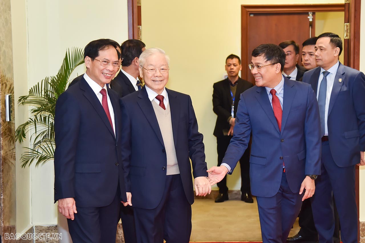 Bộ trưởng Ngoại giao Bùi Thanh Sơn đón Tổng Bí thư Nguyễn Phú Trọng đến dự Hội nghị Ngoại giao 32. (Ảnh: Tuấn Anh)