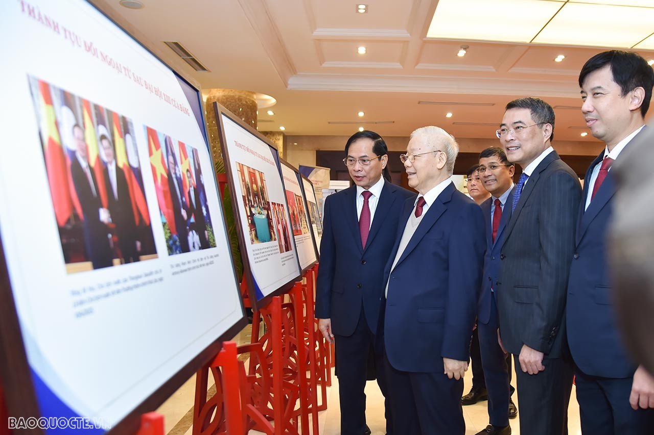 Tổng Bí thư Nguyễn Phú Trọng tham quan triển lãm ảnh về các hoạt động đối ngoại. (Ảnh: Tuấn Anh)