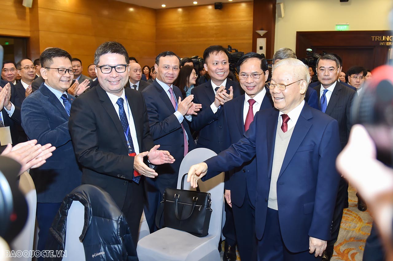 Các Đại sứ, Trưởng cơ quan đại diện Việt Nam ở nước ngoài chào đón Tổng Bí thư Nguyễn Phú Trọng đến dự Hội nghị Ngoại giao 32. (Ảnh: Tuấn Anh)