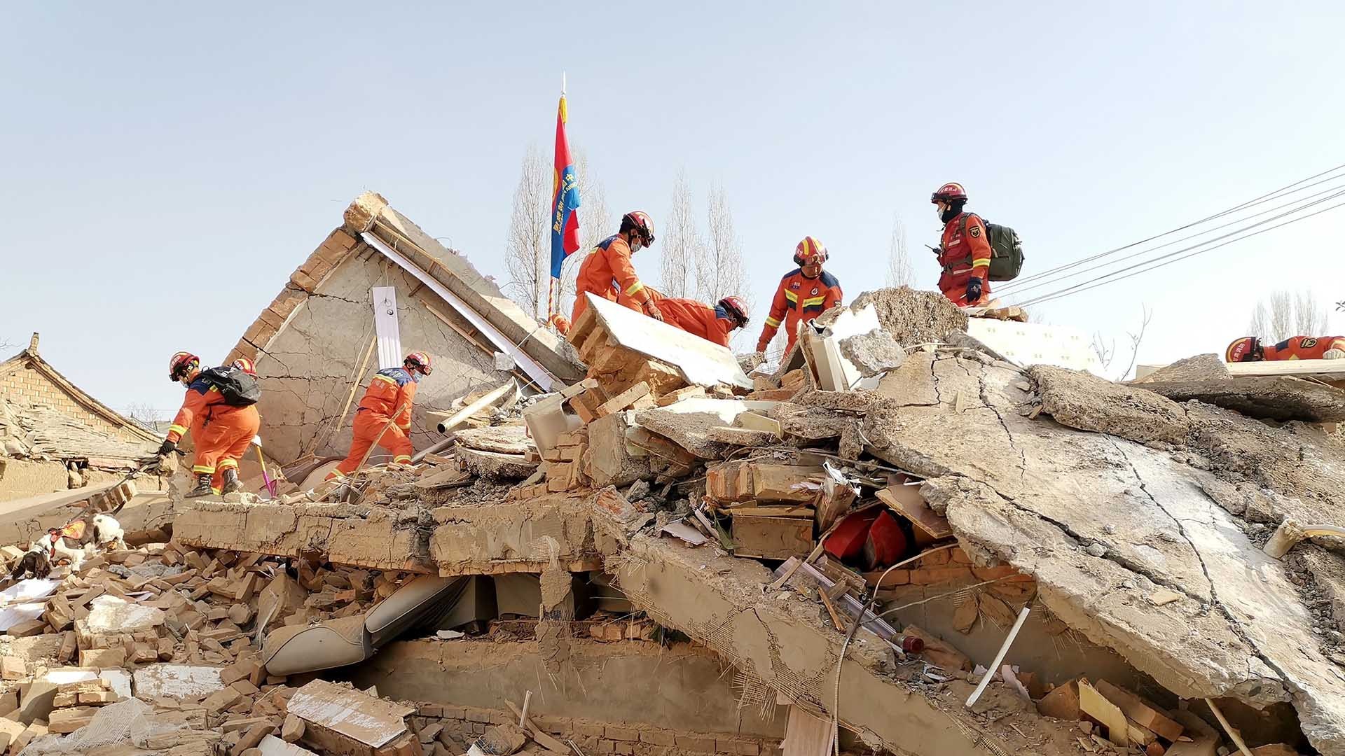 Hoạt động cứu hộ được tiến hành tại hiện trường động đất ở tỉnh Cam Túc, Trung Quốc ngày 19/12. (Nguồn: TTXVN)