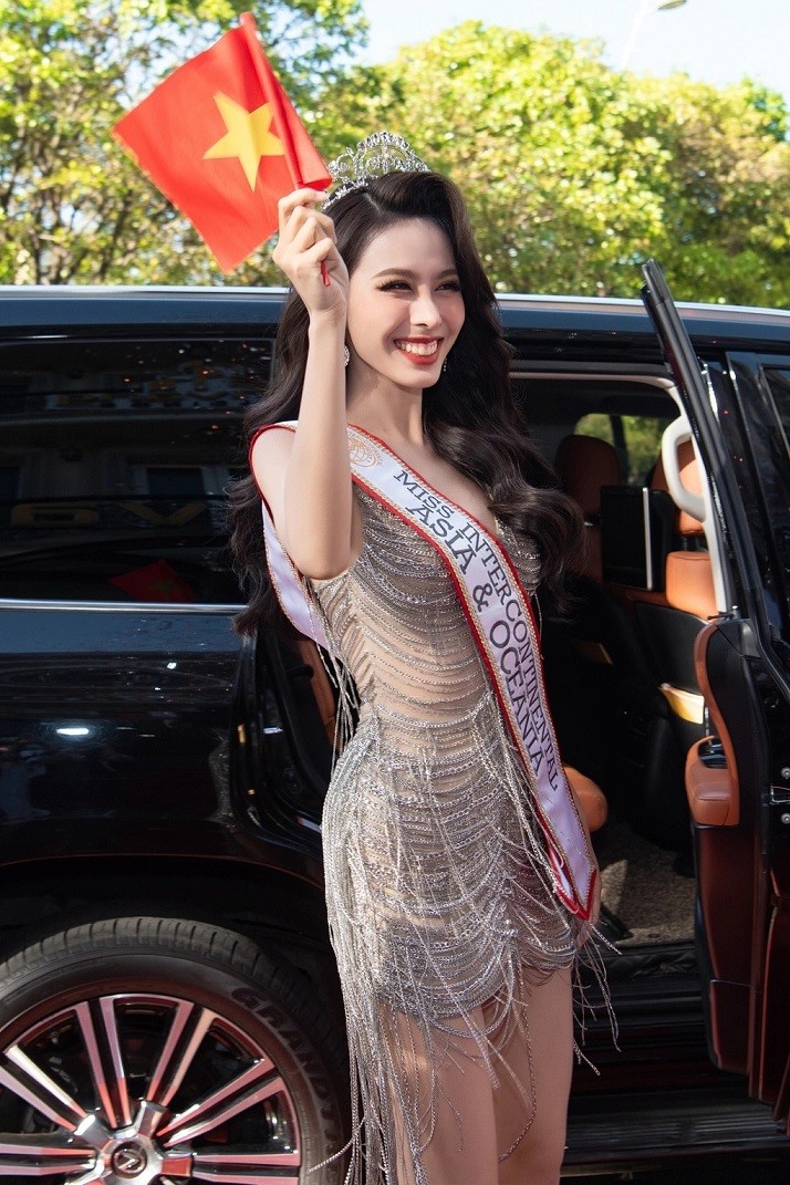 Sáng 19/12, Lê Nguyễn Ngọc Hằng xuất hiện rạng rỡ, gặp gỡ người hâm mộ trong ngày đầu tiên về nước với cương vị Á hậu 2 Hoa hậu Liên lục địa 2023.