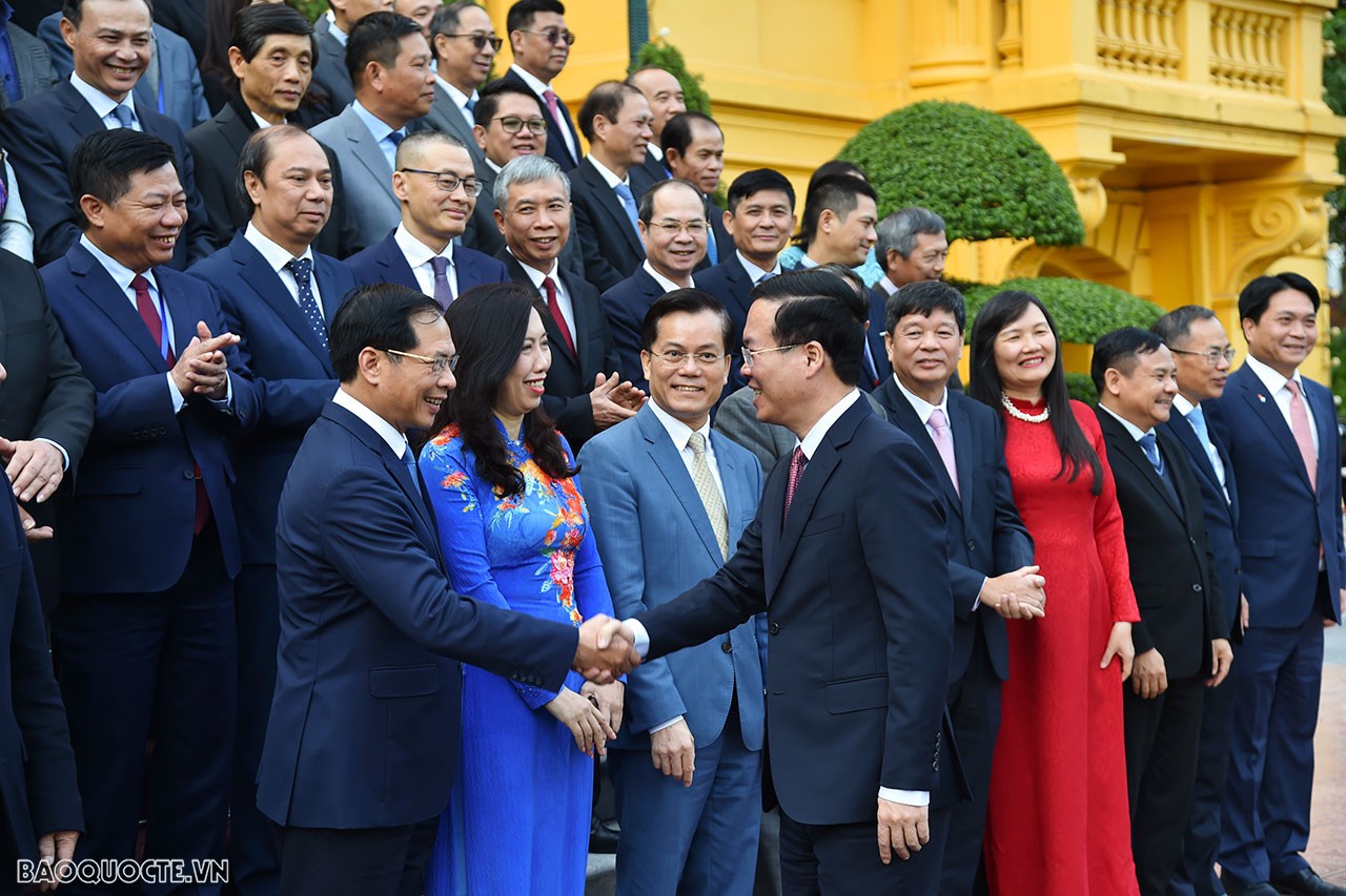 Trước đó, Chủ tịch nước Võ Văn Thưởng đã gặp mặt các Trưởng Cơ quan đại diện Việt Nam ở nước ngoài do Bộ trưởng Ngoại giao Bùi Thanh Sơn dẫn đầu đến báo cáo về công tác đối ngoại nhân dịp Hội nghị Ngoại giao lần thứ 32.