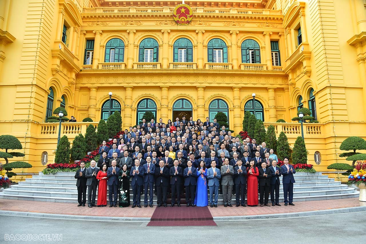 Tham dự buổi gặp mặt có 85 Đại sứ, Trưởng cơ quan đại diện Việt Nam ở nước ngoài và 26 Đại sứ, Trưởng cơ quan đại diện được tiến cử, các lãnh đạo và cán bộ chủ chốt của Bộ Ngoại giao. 