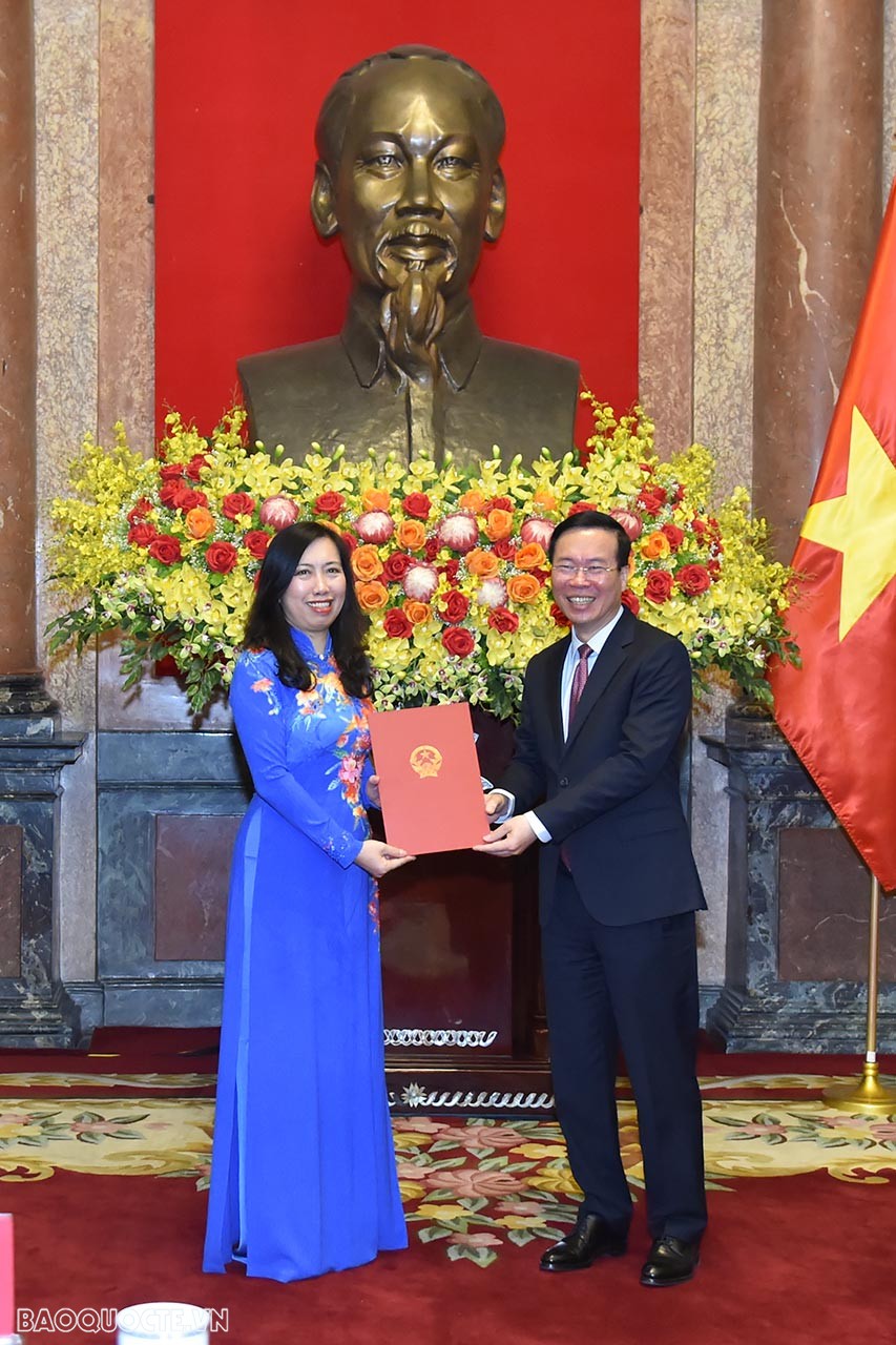 Chủ tịch nước Võ Văn Thưởng trao Quyết định phong hàm Đại sứ bậc II cho Thứ trưởng Ngoại giao Lê Thị Thu Hằng.