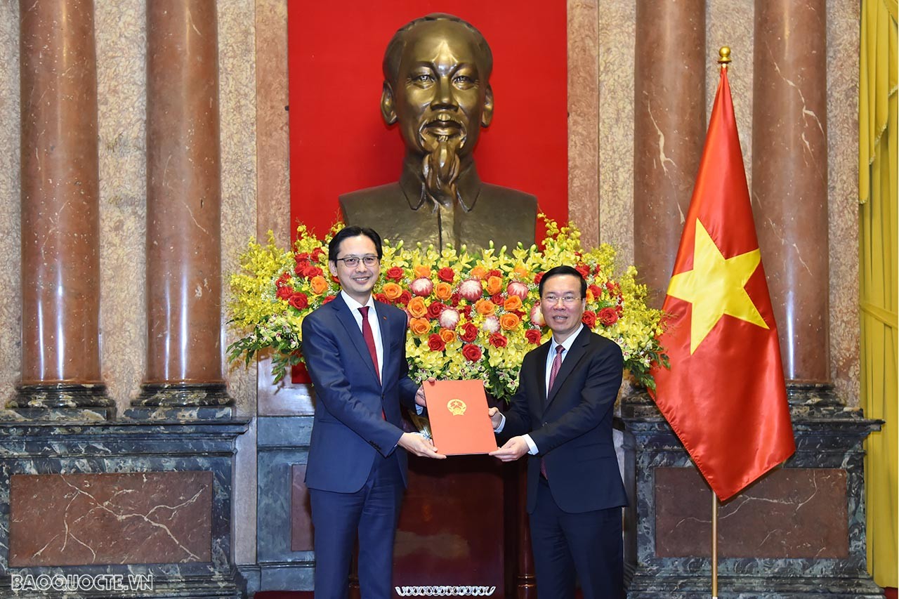 Chủ tịch nước Võ Văn Thưởng trao Quyết định phong hàm Đại sứ bậc II cho Thứ trưởng Ngoại giao Đỗ Hùng Việt.