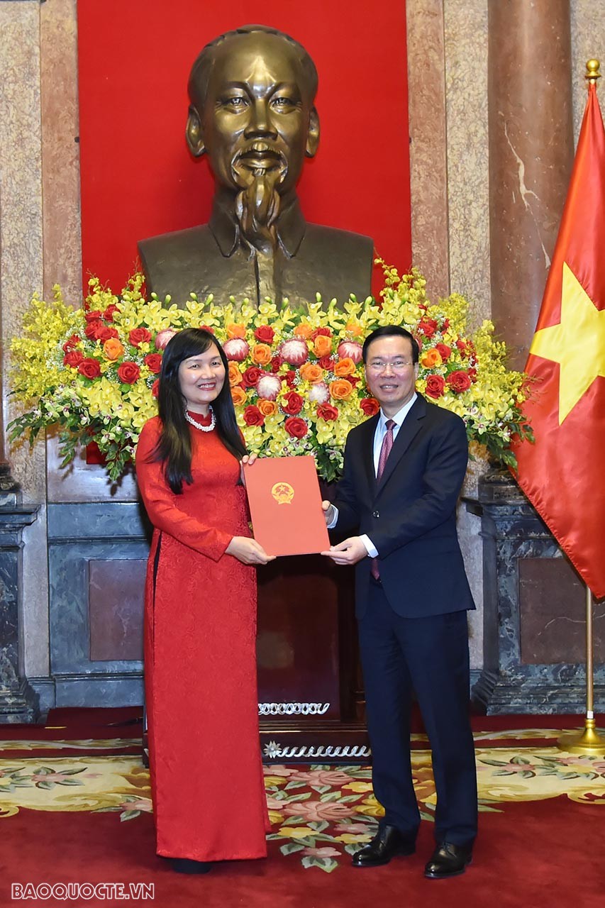 Chủ tịch nước Võ Văn Thưởng trao Quyết định phong hàm Đại sứ bậc I cho Quyền Giám đốc Học viện Ngoại giao Phạm Lan Dung.