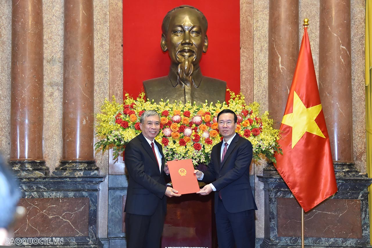 Chủ tịch nước Võ Văn Thưởng trao Quyết định phong hàm Đại sứ bậc I cho nguyên Đại sứ Việt Nam tại Romania Đặng Trần Phong.