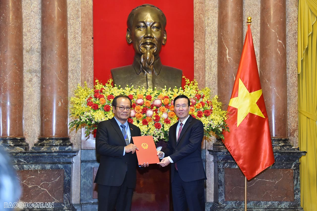 Chủ tịch nước Võ Văn Thưởng trao Quyết định phong hàm Đại sứ bậc I cho Đại sứ Việt Nam tại Czech Thái Xuân Dũng.