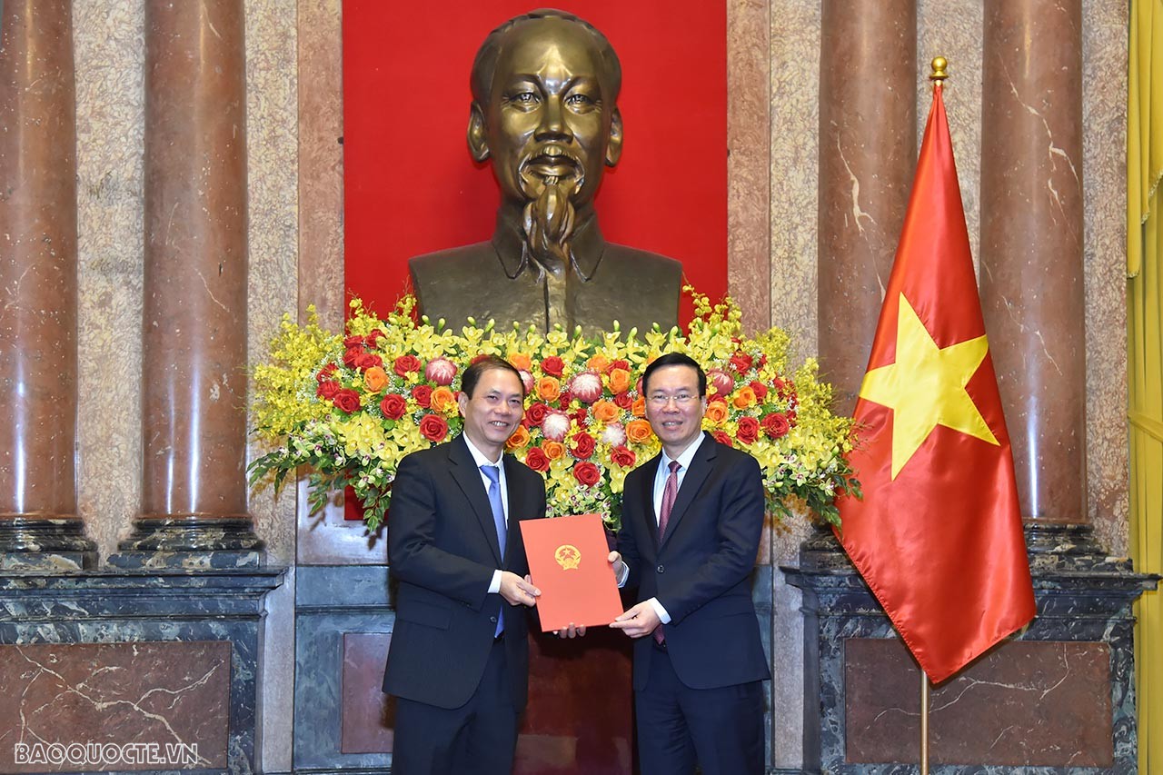 Chủ tịch nước Võ Văn Thưởng trao Quyết định phong hàm Đại sứ bậc I cho nguyên Đại sứ Việt Nam tại Hà Lan Phạm Việt Anh.