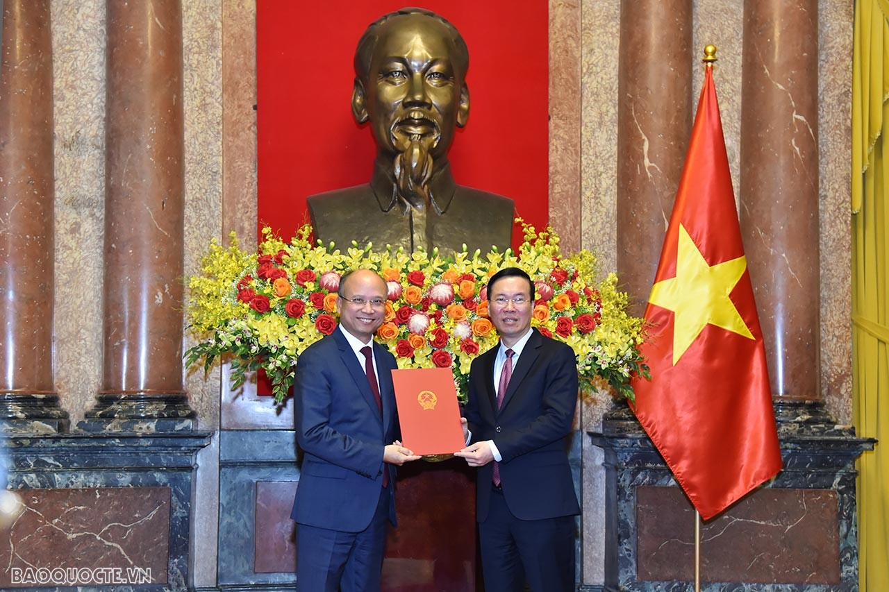 Chủ tịch nước Võ Văn Thưởng trao Quyết định phong hàm Đại sứ bậc I cho Đại sứ Việt Nam tại Pháp Đinh Toàn Thắng.