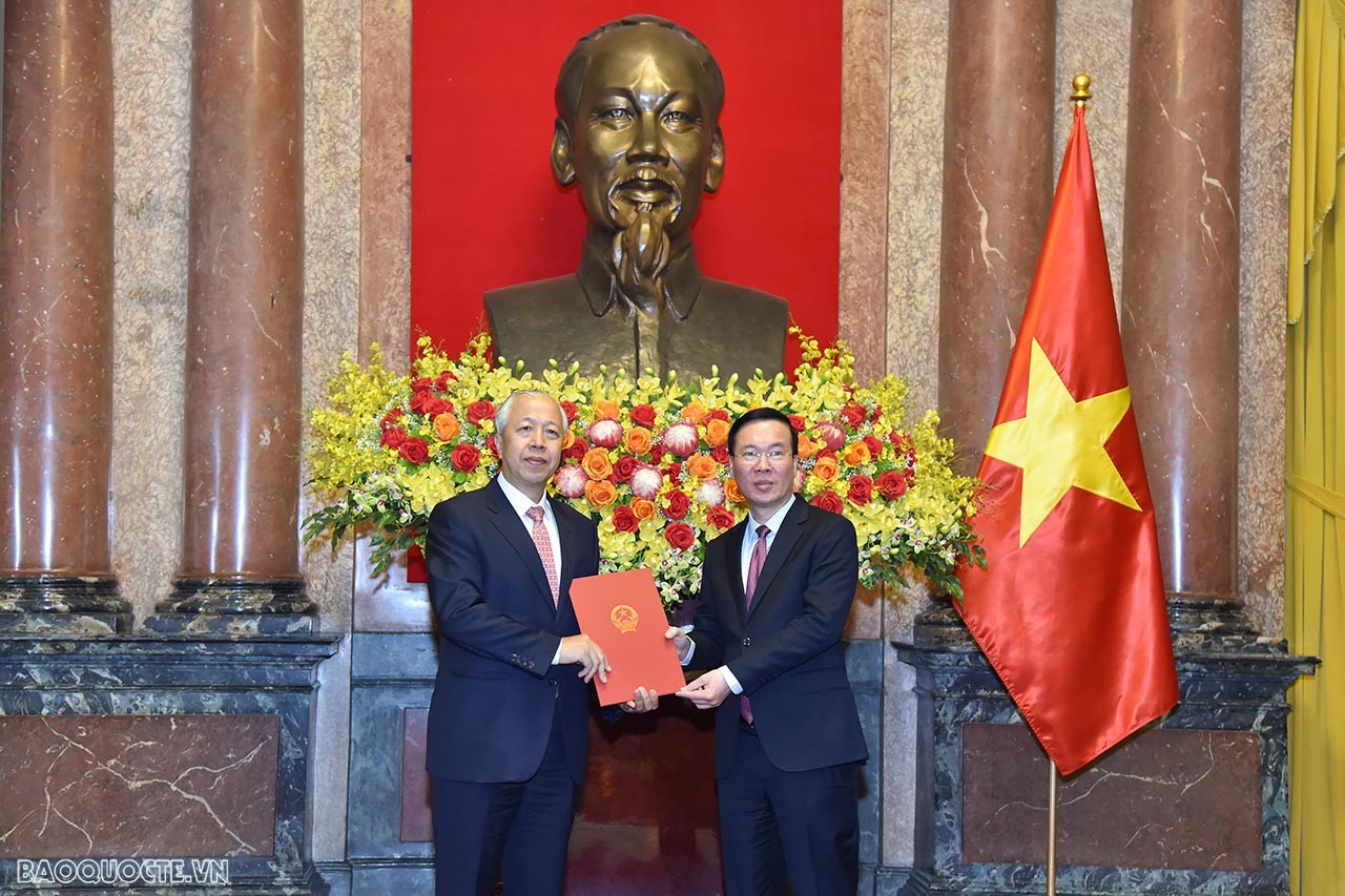 Chủ tịch nước Võ Văn Thưởng trao Quyết định phong hàm Đại sứ bậc I cho nguyên Đại sứ Việt Nam tại Tây Ban Nha Hoàng Xuân Hải.