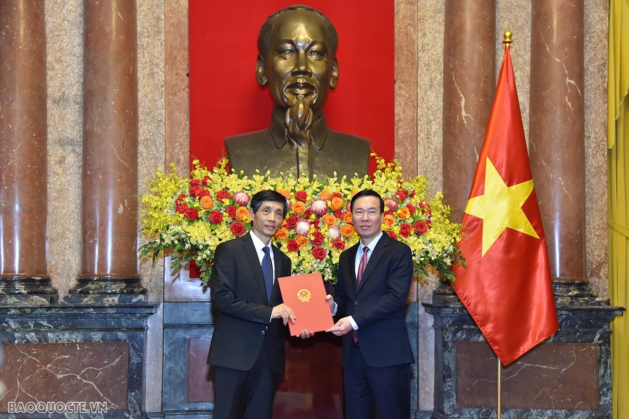 Chủ tịch nước Võ Văn Thưởng trao Quyết định phong hàm Đại sứ bậc I cho nguyên Đại sứ Việt Nam tại Thổ Nhĩ Kỳ Trần Quang Tuyến.
