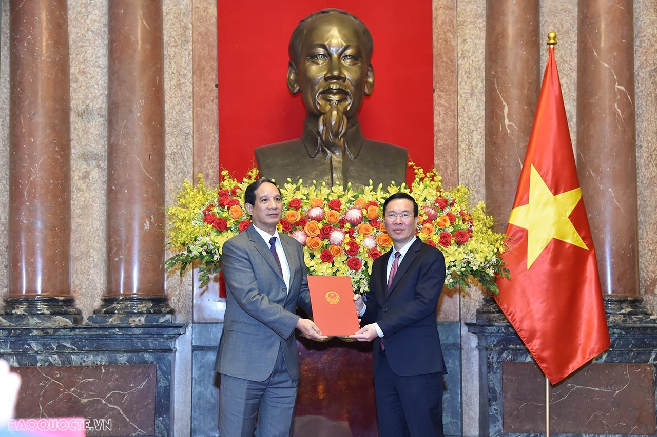 Chủ tịch nước Võ Văn Thưởng trao Quyết định phong hàm Đại sứ bậc I cho Vụ trưởng, Ủy ban Biên giới Quốc gia Hoàng Ngọc Vinh.