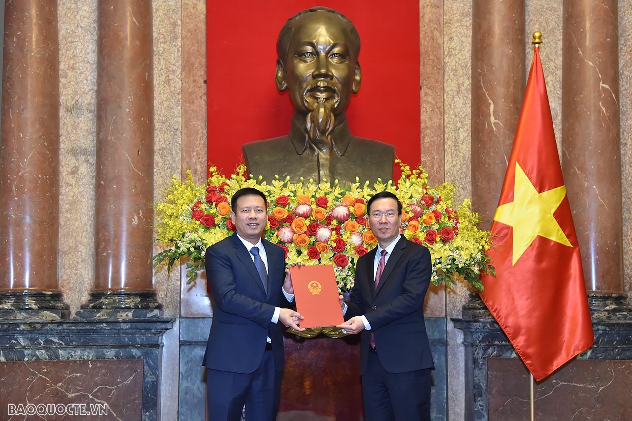 Chủ tịch nước Võ Văn Thưởng trao Quyết định phong hàm Đại sứ bậc I cho Đại sứ Việt Nam tại Thụy Điển Trần Văn Tuấn.