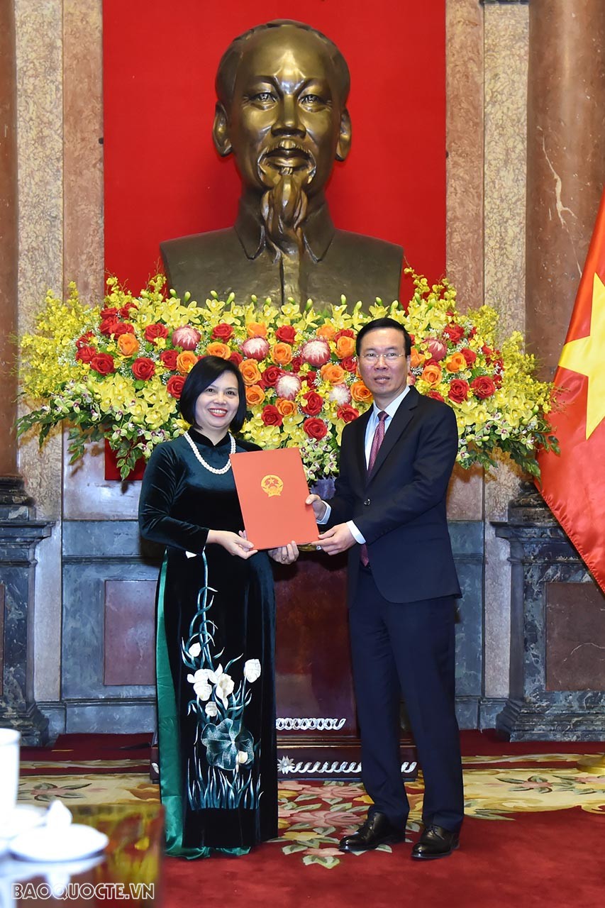 Chủ tịch nước Võ Văn Thưởng trao Quyết định phong hàm Đại sứ bậc I cho Đại sứ Việt Nam tại Hungary Nguyễn Thị Bích Thảo.