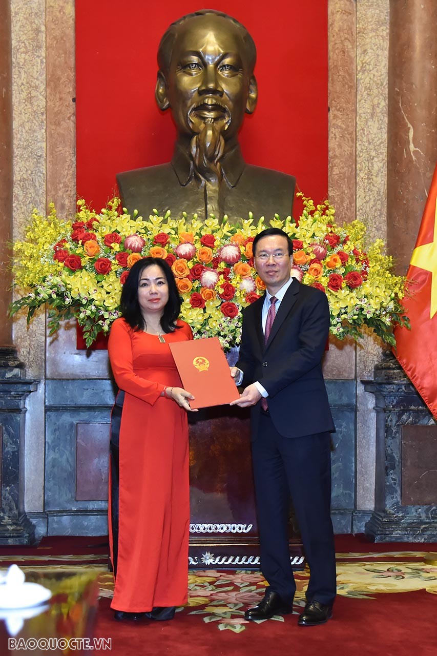 Chủ tịch nước Võ Văn Thưởng trao Quyết định phong hàm Đại sứ bậc I cho Phó Vụ trưởng, Văn phòng Đảng ủy Đoàn thể, Bộ Ngoại giao Phan Kiều Thu.