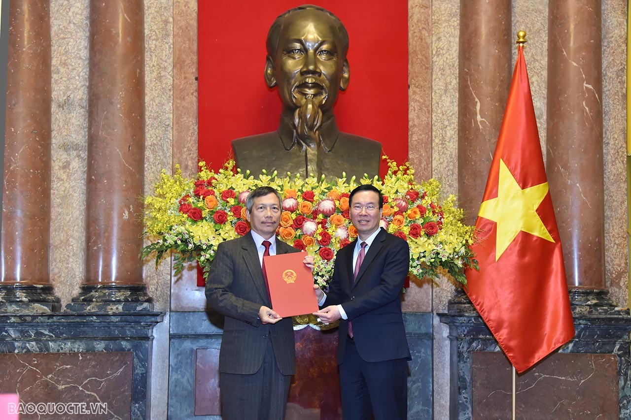 Chủ tịch nước Võ Văn Thưởng trao Quyết định phong hàm Đại sứ bậc I cho nguyên Đại sứ Việt Nam tại Saudi Arabia Vũ Viết Dũng.