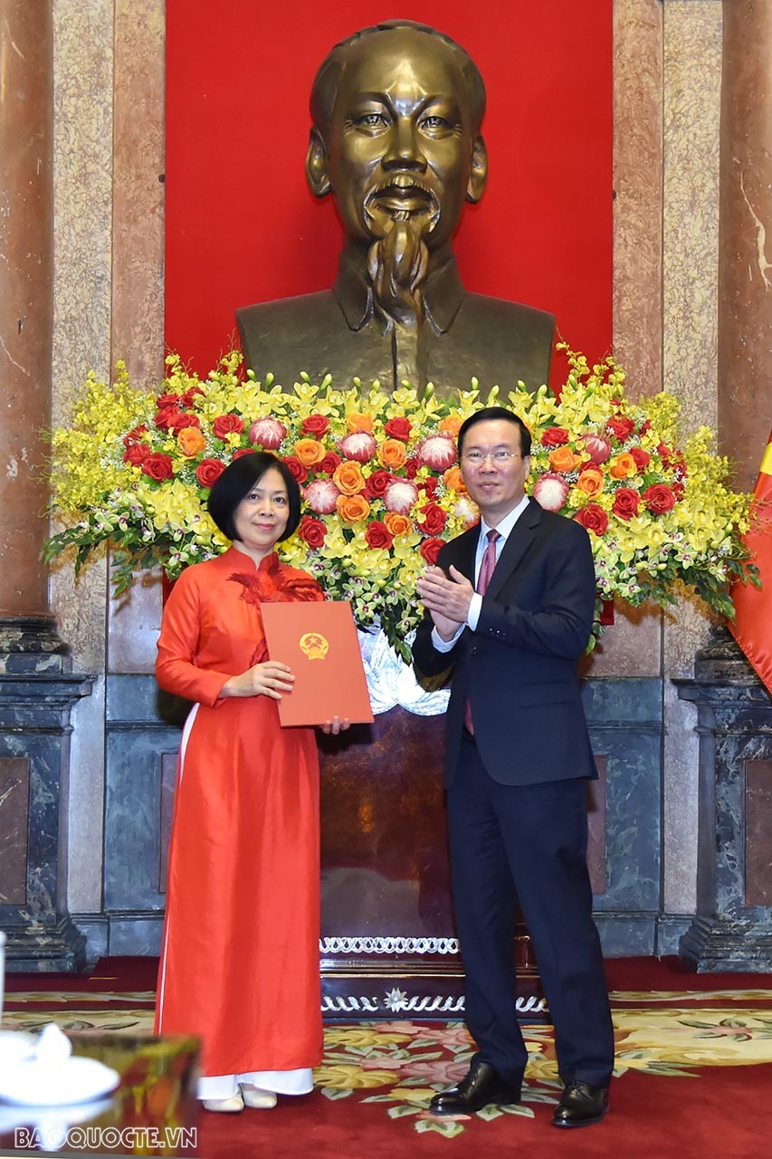 Chủ tịch nước Võ Văn Thưởng trao Quyết định phong hàm Đại sứ bậc I cho nguyên Đại sứ Việt Nam tại Italy Nguyễn Thị Bích Huệ.