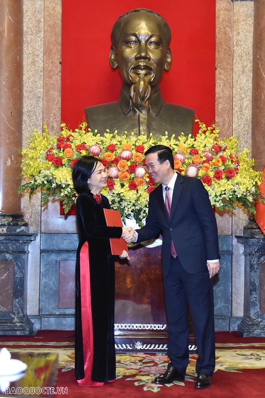 Chủ tịch nước Võ Văn Thưởng trao Quyết định phong hàm Đại sứ bậc I cho nguyên Đại sứ Việt Nam tại Kazakhstan Nguyễn Thị Hồng Oanh.