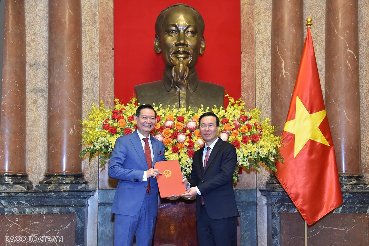 Chủ tịch nước Võ Văn Thưởng trao Quyết định phong hàm Đại sứ bậc I cho nguyên Đại sứ Việt Nam tại Ai Cập Trần Thành Công.