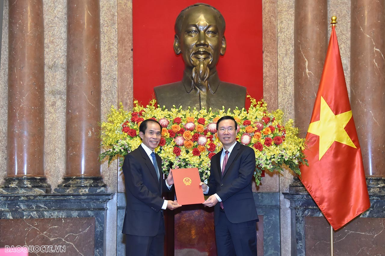 Chủ tịch nước Võ Văn Thưởng trao Quyết định phong hàm Đại sứ bậc I cho nguyên Đại sứ Việt Nam tại Brunei Trần Văn Khoa.