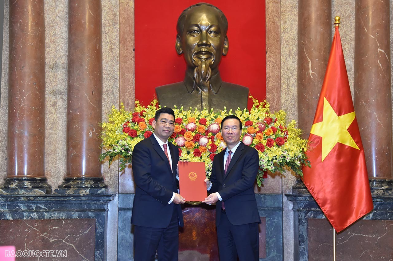 Chủ tịch nước Võ Văn Thưởng trao Quyết định phong hàm Đại sứ bậc I cho nguyên Đại sứ Việt Nam tại Philippines Hoàng Huy Chung.