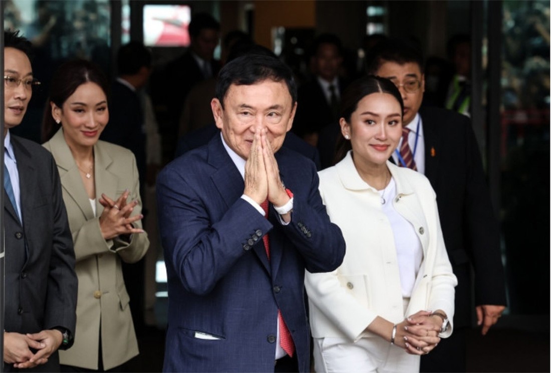 Former prime minister Thaksin Shinawatra offers a wai as he joins family members on his arrival at Don Mueang airport after returning from self-exile on Aug 22 this year. (Photo: Bloomberg)   Please credit and share this article with others using this link:https://www.bangkokpost.com/thailand/general/2709724/thaksin-could-stay-out-of-jail. View our policies at http://goo.gl/9HgTd and http://goo.gl/ou6Ip. © Bangkok Post PCL. All rights reserved.