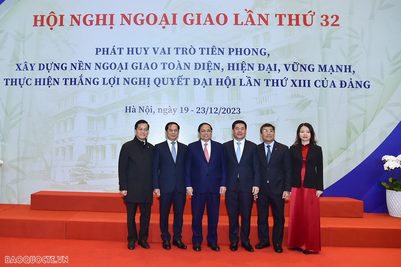 Thủ tướng Chính phủ tham dự Phiên toàn thể Ngoại giao Kinh tế phục vụ phát triển đất nước. (Ảnh: Tuấn Anh)