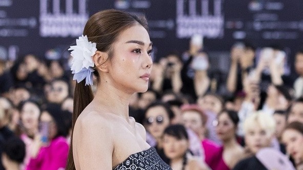 Elle Fashion show: Siêu mẫu Thanh Hằng làm vedette NTK Indonesia; dàn mỹ nhân Việt xinh đẹp dự sự kiện