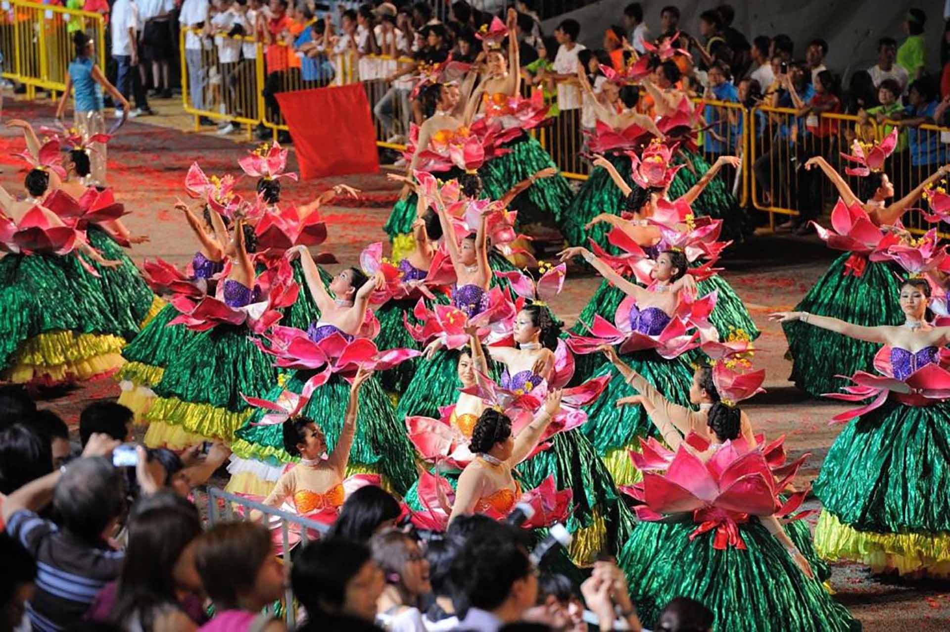 Màn trình diễn múa rực rỡ sắc màu trên đường phố tại lễ hội Chingay 2023. (Nguồn: Indiplomacy)