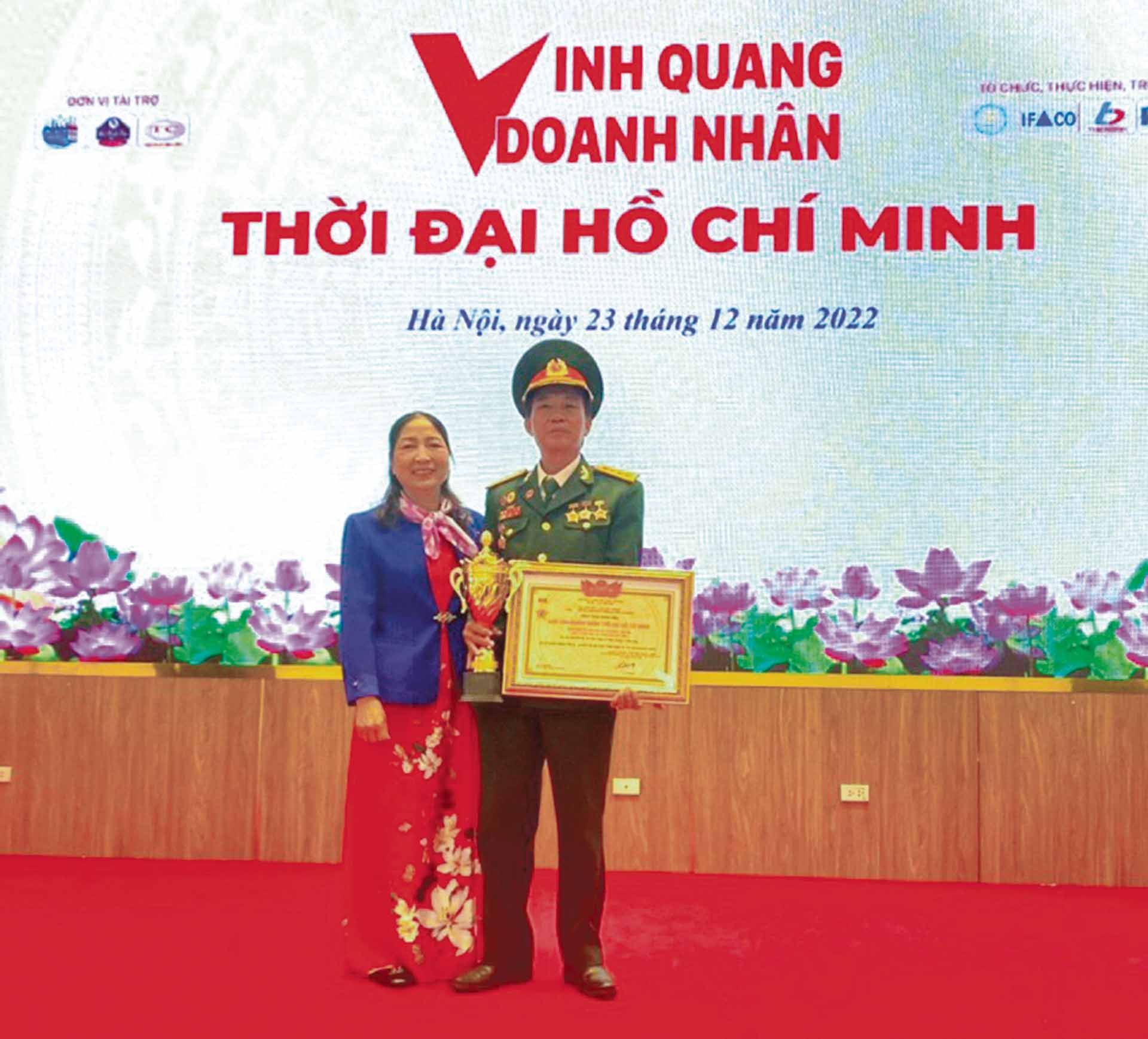 Vợ chồng ông Ngưỡng tại lễ tuyên dương vinh quang doanh nhân thời đại Hồ Chí Minh. (Ảnh: NVCC)